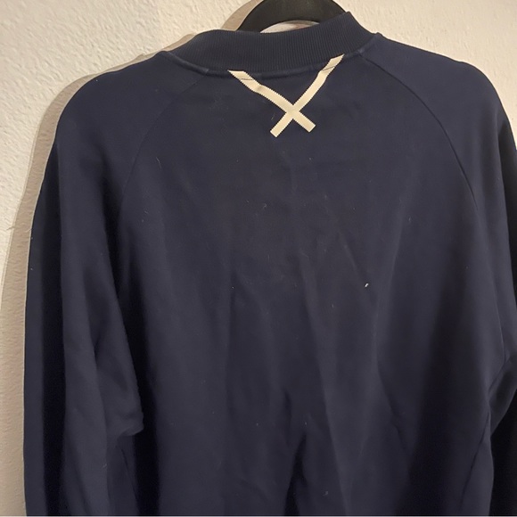 Zip up. - Picture 3 of 3